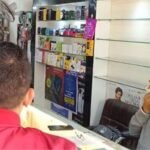 दुकान का ताला तोड़ घुसे चोर, लाखों के मोबाइल चुराए