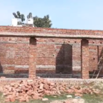 Siswa- परिषदीय विद्यालय के भवन निर्माण में मानकों की उड़ी धज्जियां, सेम व दोयम दर्जे के ईंटों से हो रहा निर्माण