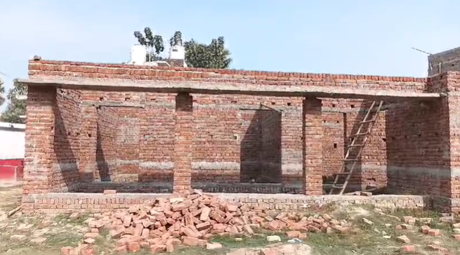 Siswa- परिषदीय विद्यालय के भवन निर्माण में मानकों की उड़ी धज्जियां, सेम व दोयम दर्जे के ईंटों से हो रहा निर्माण