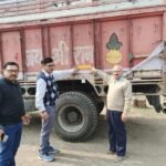 सिसवा IPL चीनी मिल- यातायात सुरक्षा के लिए गन्ना वाले वाहनों पर लगाए रिफ्लेक्टर पट्टी
