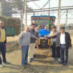 IPL Sugar Mill- आईपीएल चीनी मिल में किसानों के वाहनों पर लगाई गई रिफ्लेक्टर पत्ती