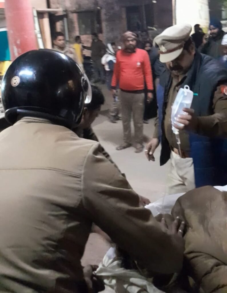 Maharajganj Police - पुलिस का मानवीय चेहरा आया सामने, कभी हाथों में बोतल थामे तो कभी घायलों का स्ट्रेचर खींच रहे Siswa चौकी प्रभारी