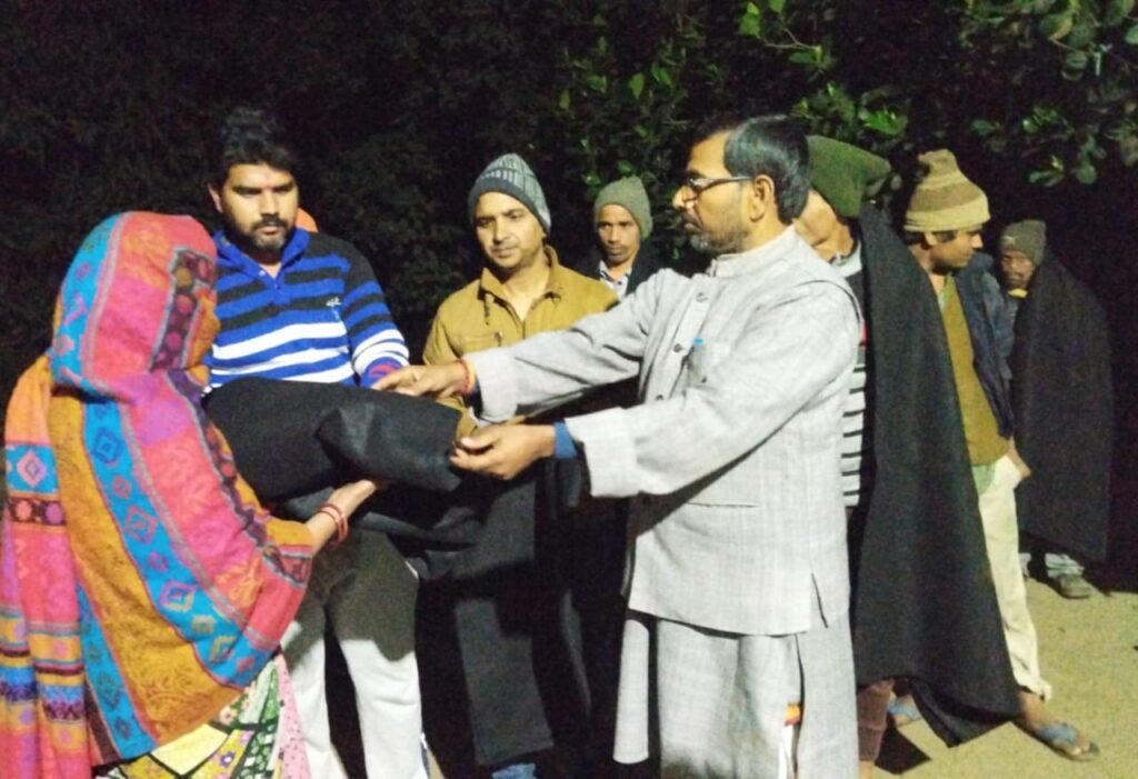 Gorakhpur News- सामाजिक संस्था ने कुष्ठ आश्रम मे किया कम्बल का वितरण