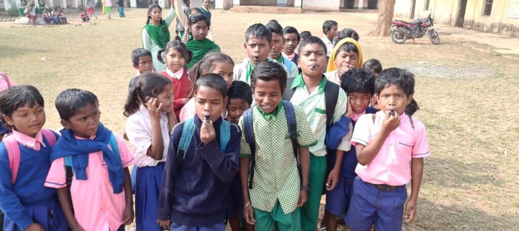 Unique Initiative of Jharkhand Government- सीटी बजाते स्कूल पहुचें अध्यापक व बच्चे, जाने सरकार ने क्यों किया ऐसी अनूठी पहल