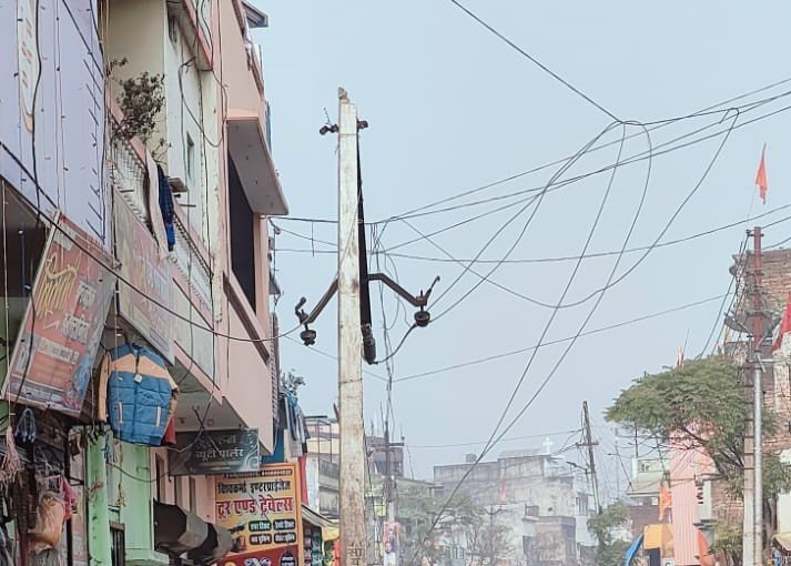Maharajganj : Siswa में फिर होने से बचा बड़ा हादसा, बिजली के खंभे से टकराई गन्ना लदी ट्रैक्टर-ट्रॉली, आपूर्ति बाधित