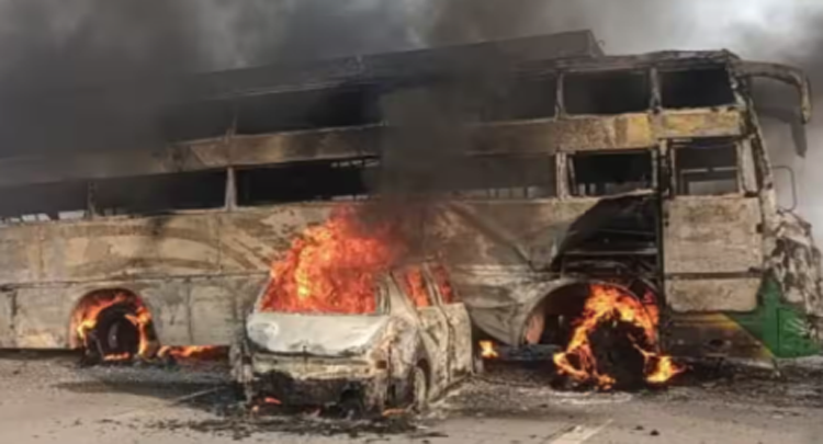 Big Accident: धू-धू कर जलने लगी बस और कार, चार लोग जिंदा जले