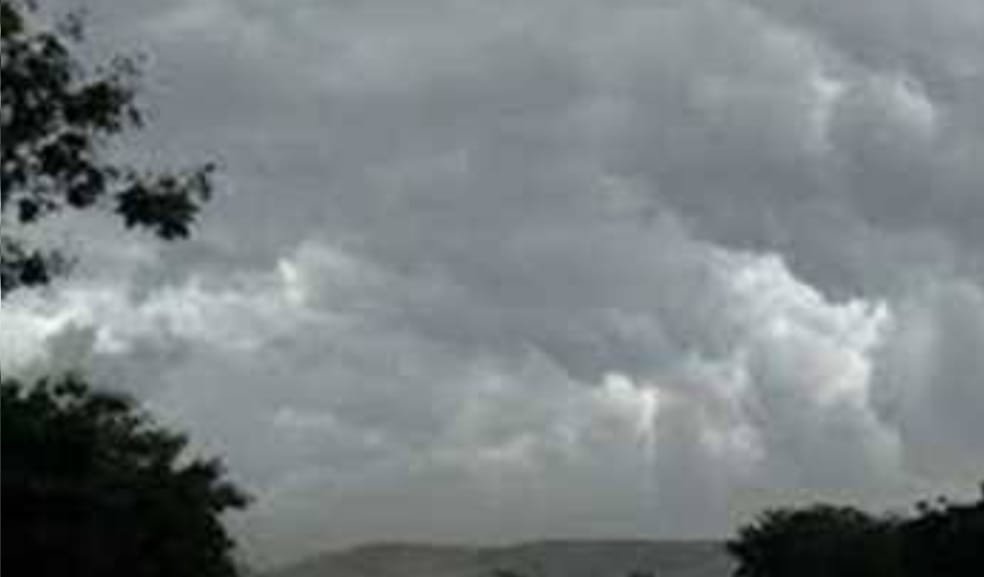 UP Weather: Chitrakoot Division में बादलों का डेरा, बिजली गिरने औऱ ओला वृष्टि की संभावना