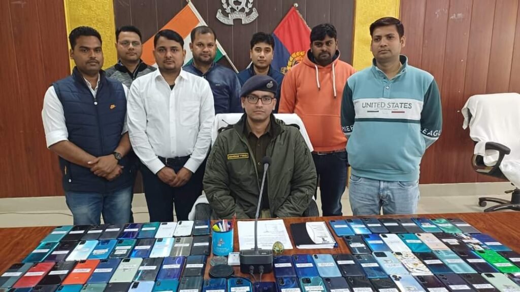 Kushinagar News- पुलिस ने ढूंढ निकाले 103 मोबाइल, लोगों के चेहरे पर लौटी मुस्कान