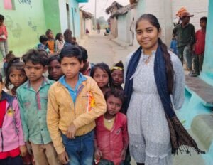 Kaushalya Humanity Foundation- बच्चों को खाने पीने की सामग्री किया वितरित, बच्चों के चेहरे दिखी मुस्कान