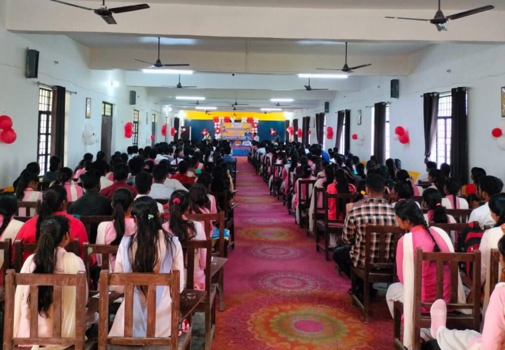 सरस्वती देवी महाविद्यालय खड्डा में विधायक विवेकानंद पाण्डेय ने स्मार्टफोन का किया वितरण