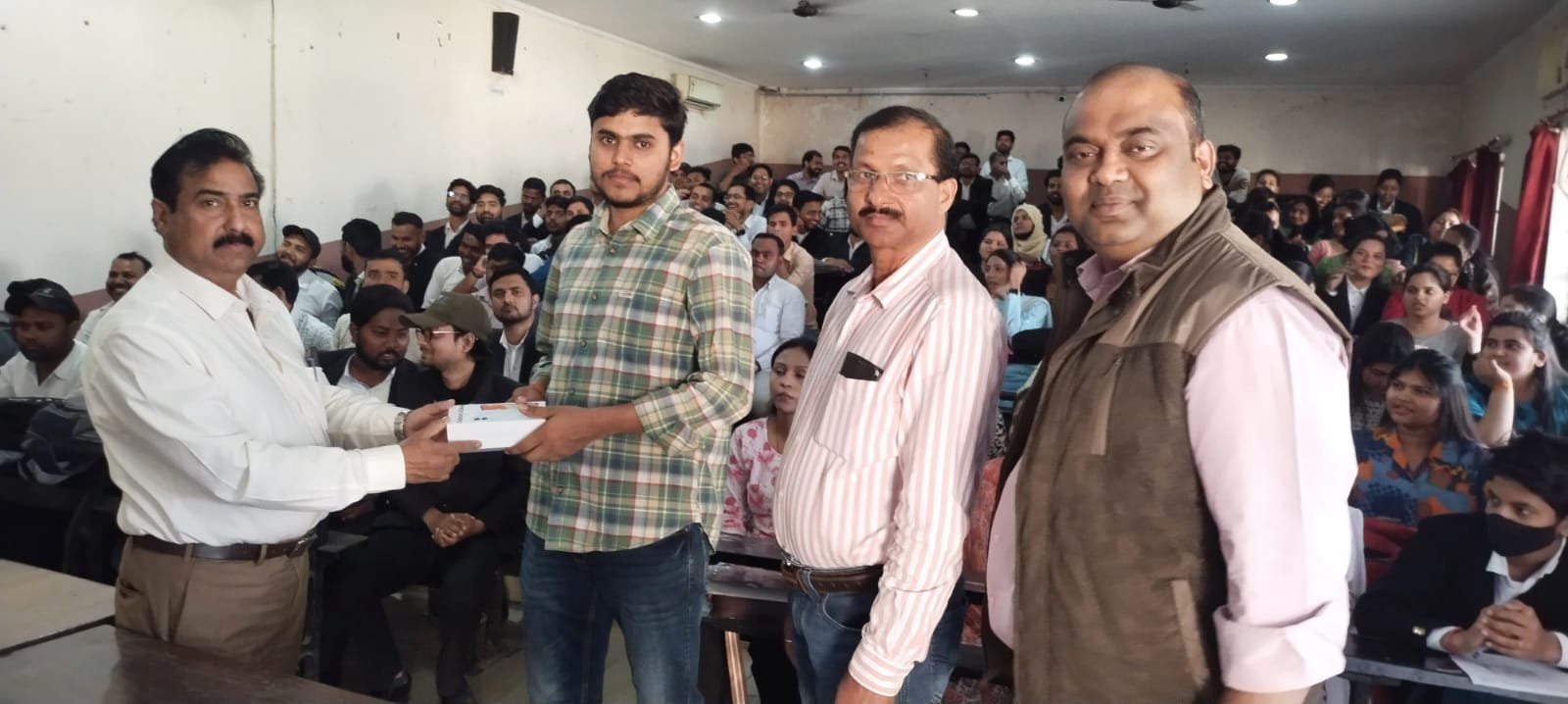 Gorakhpur- सेण्ट ऐण्ड्रयूज कॉलेज में विधि अंतिम वर्ष के छात्र -छात्राओं को मिला स्मार्टफोन