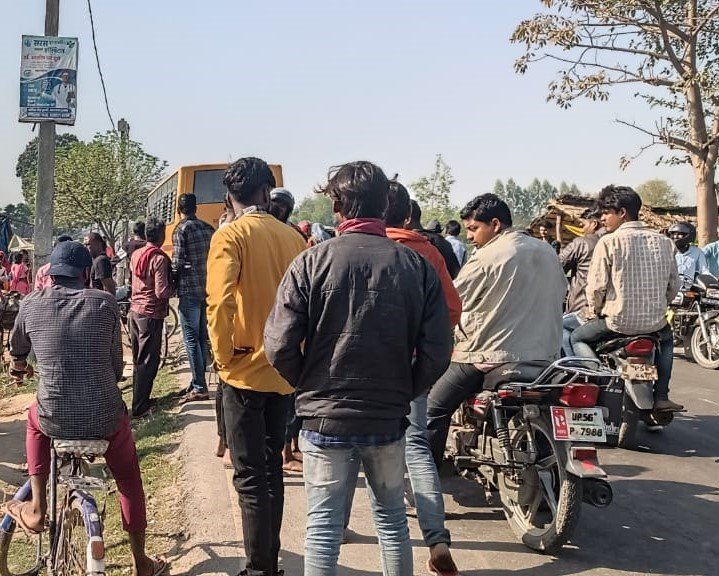 Maharajganj- स्कूली बस की चपेट में आया बाइक सवार, हालत गंभीर