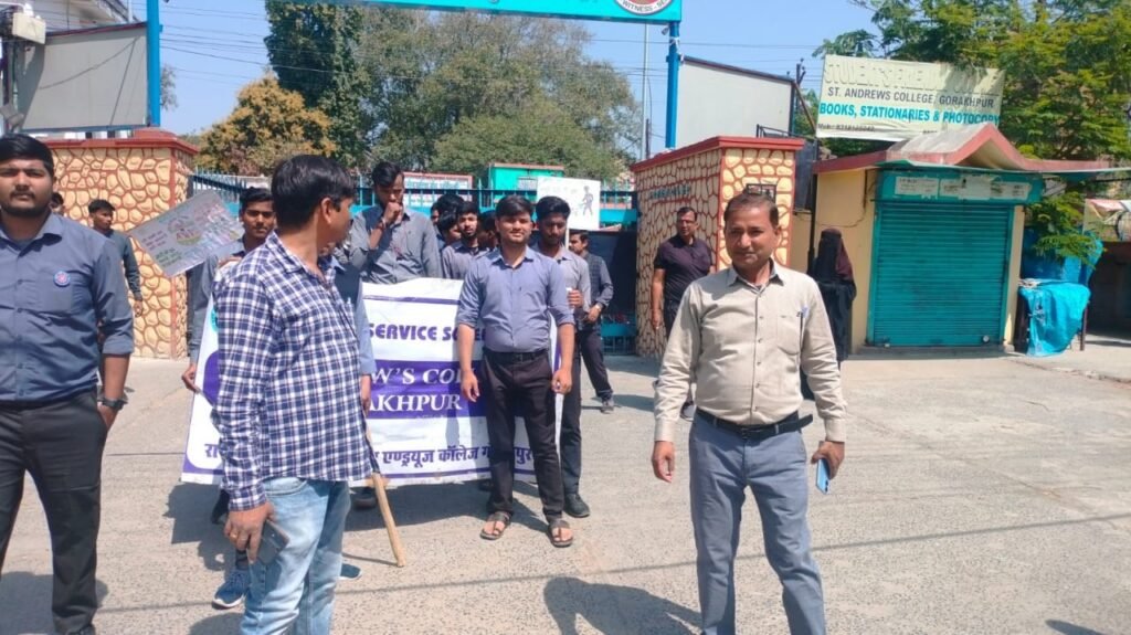 Gorakhpur- राष्ट्रीय सेवा योजना पुरूष इकाई के सात दिवसीय विशेष शिविर का तिसरा दिन, स्वच्छता जागरूकता रैली तथा पशु चिकित्सालय की हुई साफ-सफाई