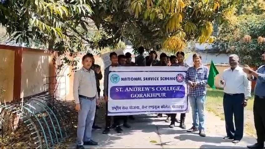 Gorakhpur- राष्ट्रीय सेवा योजना पुरूष इकाई के सात दिवसीय विशेष शिविर का तिसरा दिन, स्वच्छता जागरूकता रैली तथा पशु चिकित्सालय की हुई साफ-सफाई