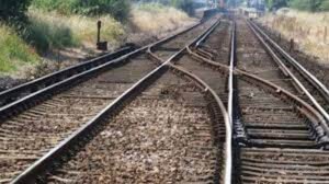 Gorakhpur- Narkatiaganj Railway Route- रेलवे ट्रैक पर मिली युवक की लाश, जीआरपी ने लिया कब्जे में