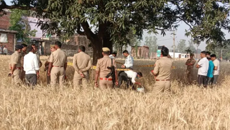 Maharajganj- आम के पेड़ में फंदे से लटकता मिला युवक का शव, पुलिस ने शव को लिया कब्जे में