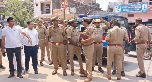 Maharajganj News- पूर्व मंत्री अमरमणि के आवास की कुर्की के लिए पहुंची बस्ती पुलिस
