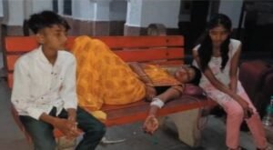 Maharajganj- ट्रेन में पति ने पत्नी पर किया चाकू से जानलेवा हमला, आक्रोशित लोगों ने पति को जमकर धुना
