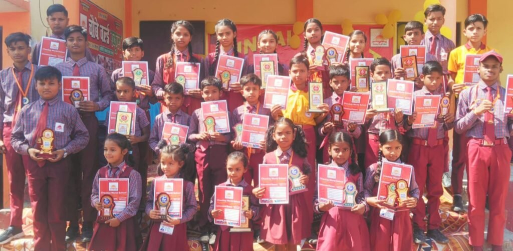 Maharajganj- चौबे वर्ल्ड स्कूल में वार्षिक पुरस्कार वितरण समारोह का हुआ आयोजन, होनहार विद्यार्थियो को किया गया सम्मानित