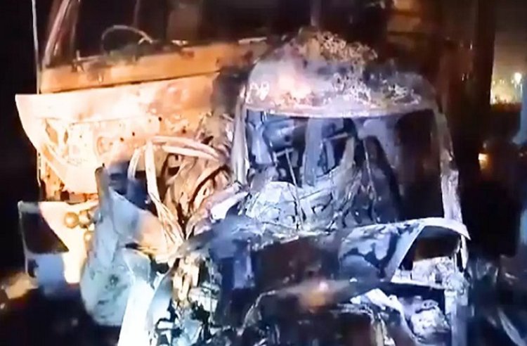 Road Accident: DCM और कार में भीषण टक्कर, बारात लेकर जा रहे दूल्हे समेत 4 की जलकर मौत