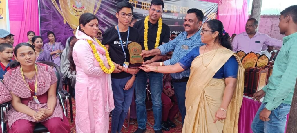 Siswa Bazar- सेंट जोसेफ स्कूल ने मेधावियों व अभिभावकों को मेडल व स्मृति चिन्ह देकर किया सम्मानित