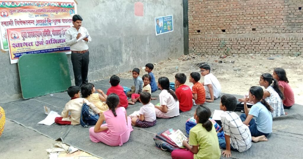Gorakhpur- शहर मे शिक्षा के पहरी बने समाजसेवी कुलदीप पाण्डेय, चला रहे हैं नि:शुल्क पाठशाला