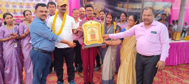 Siswa Bazar- सेंट जोसेफ स्कूल ने मेधावियों व अभिभावकों को मेडल व स्मृति चिन्ह देकर किया सम्मानित