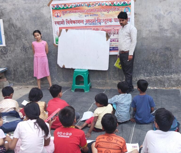 Gorakhpur- शहर मे शिक्षा के पहरी बने समाजसेवी कुलदीप पाण्डेय, चला रहे हैं नि:शुल्क पाठशाला