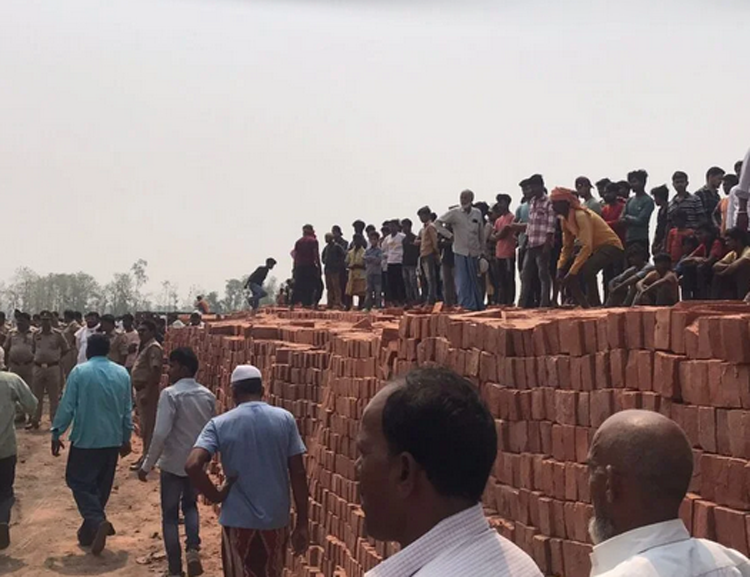 Maharajganj News-ईंट भट्ठे की गिरी दीवाल, एक मजदूर की मौत, दर्जनों घायल