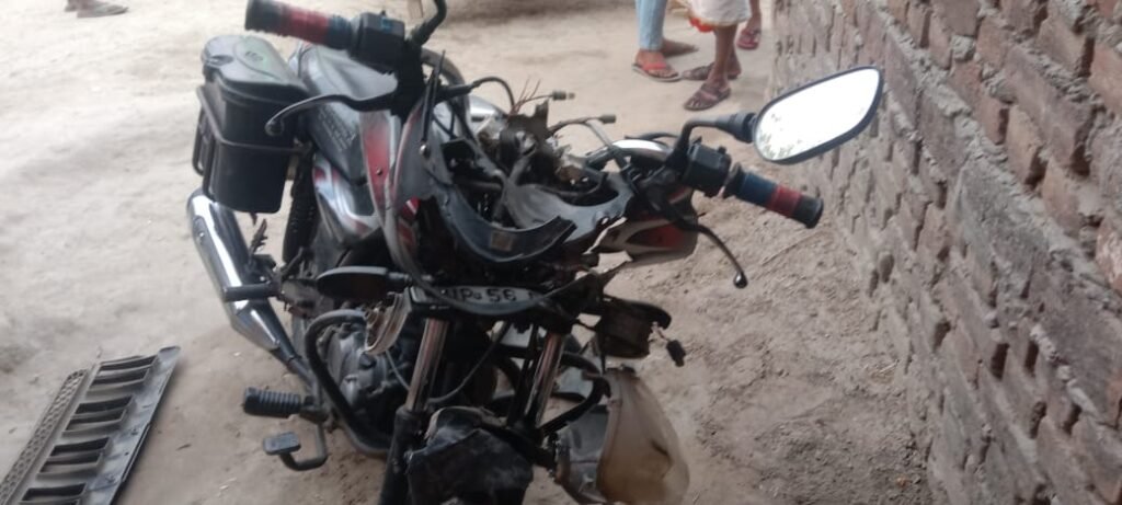 Maharajganj- सिसवा- घुघली मार्ग पर तेज रफ्तार बोलेरो ने बाइक सवार को मारी ठोकर, दो घायल