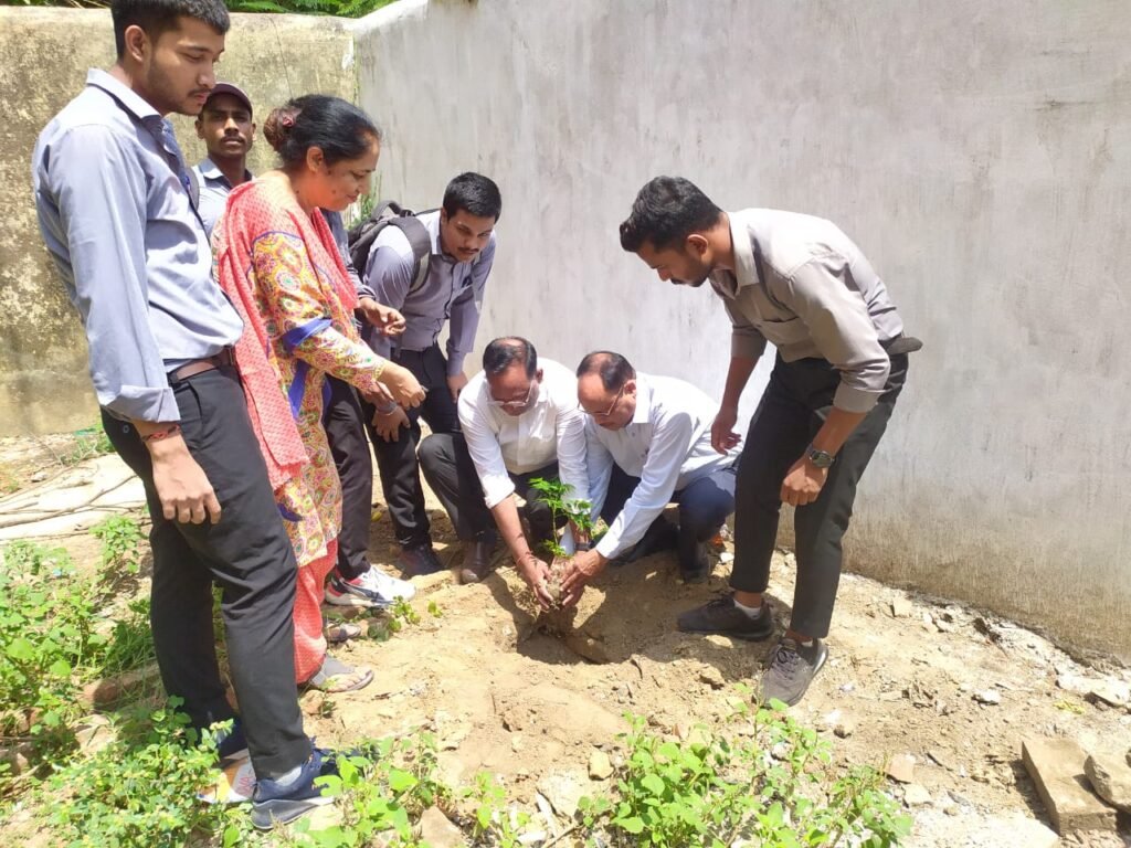 Gorakhpur - सेंट एंड्रयूज कॉलेज में पर्यावरण संरक्षण कार्यक्रम अंतर्गत किया गया पौधा-रोपण एवं डाक्यूमेन्ट्री फिल्म का प्रदर्शन