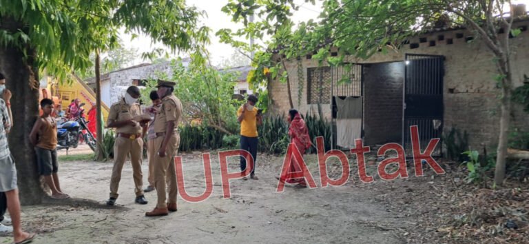 Maharajganj - घर के अंदर सड़ी अवस्था में वृद्ध की मिली लाश, मौके पर पहुंची पुलिस