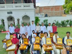 Gorakhpur News - सैय्यद अयान अली शाह से सम्मान पाकर खिल उठे मेधावी छात्र छात्राओं के चेहरे