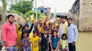 Gorakhpur News : समाजसेवी ने किया बाढ़ ग्रसित क्षेत्र का निरीक्षण,बच्चो में वितरण किये खाद्य सामग्री