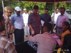 Maharajganj: RPIC स्कूल ने जिला मुख्यालय पर लगाया निःशुल्क ब्लड ग्रुप जांच कैम्प