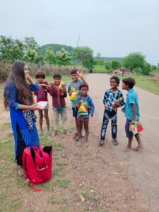 समाज सेविका अर्चना सिंगरौल ने शिक्षा सामग्री एवं मिठाई बांटकर मनाया रक्षाबंधन का त्यौहार