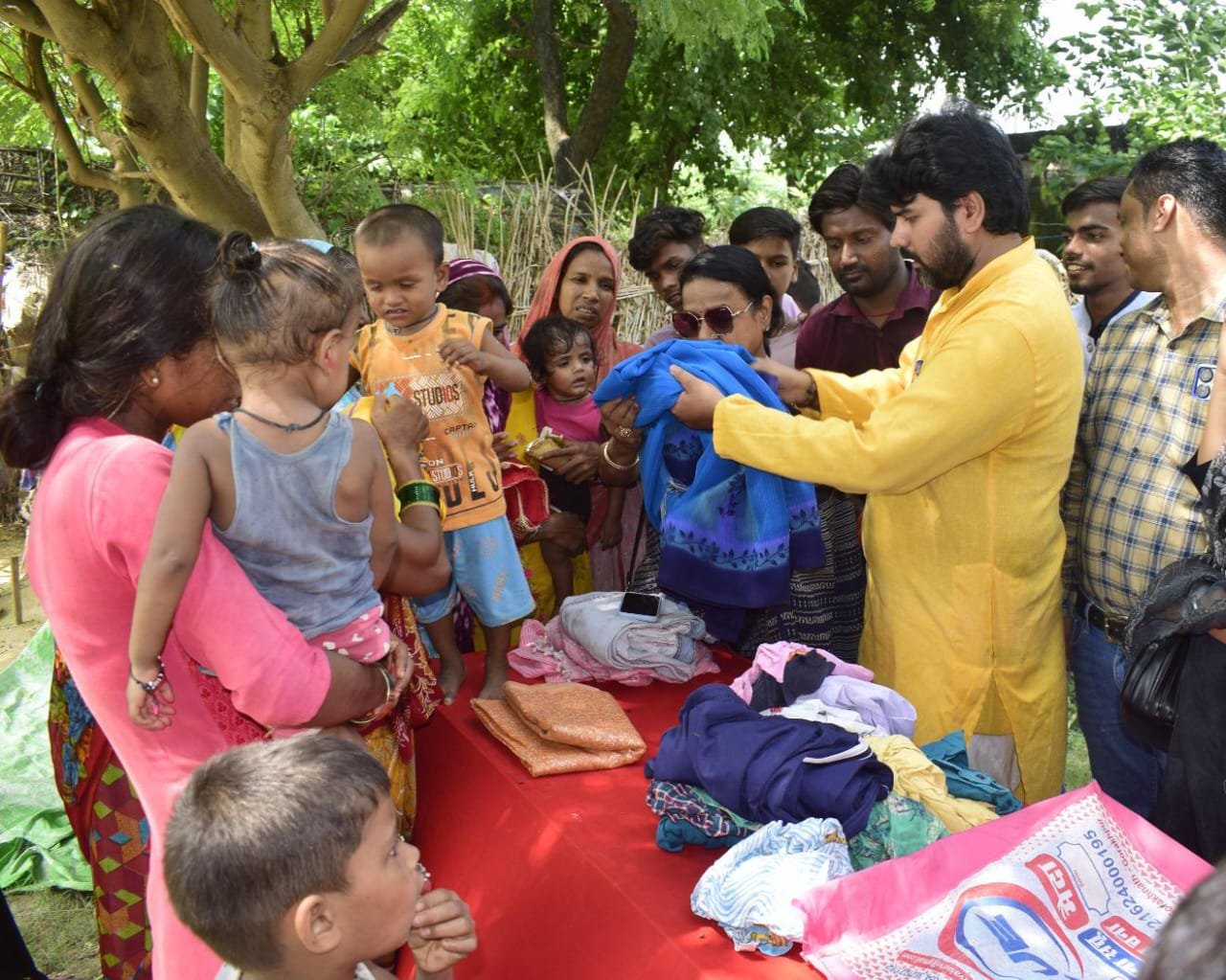 Gorakhpur- मलीन बस्ती मे कपड़ा वितरण कर मदर टेरेसा की जयंती पर समाजसेवियों ने दी श्रद्धांजलि