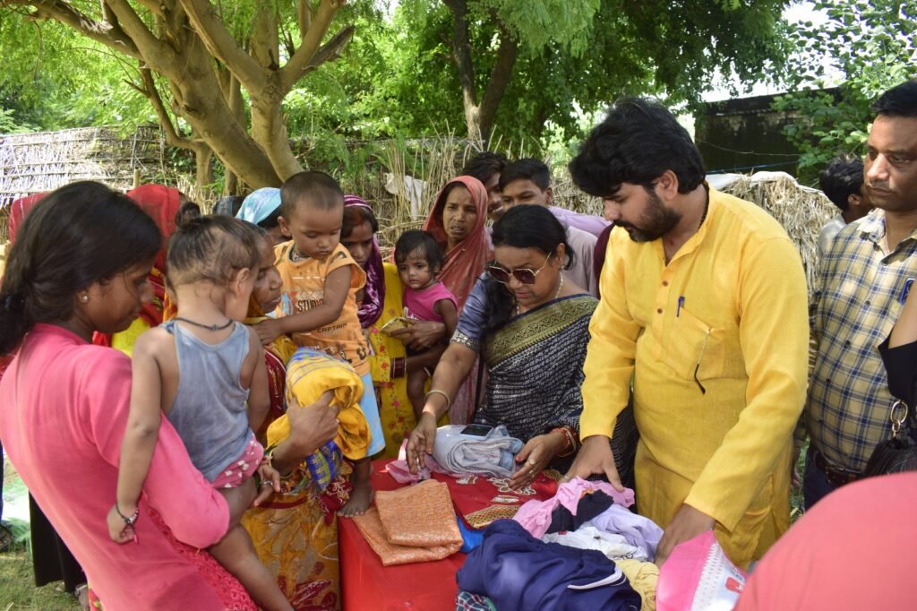 Gorakhpur- मलीन बस्ती मे कपड़ा वितरण कर मदर टेरेसा की जयंती पर समाजसेवियों ने दी श्रद्धांजलि