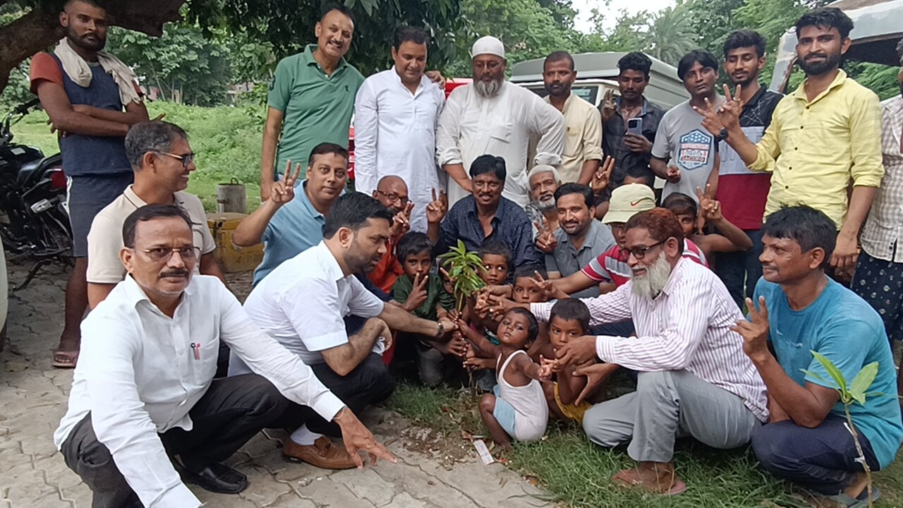 Gorakhpur- इंडियन ह्यूमन राइट्स ऑर्गेनाइजेशन ने एक पेड़ मां के नाम कार्यक्रम के तहत लगाया पौधा