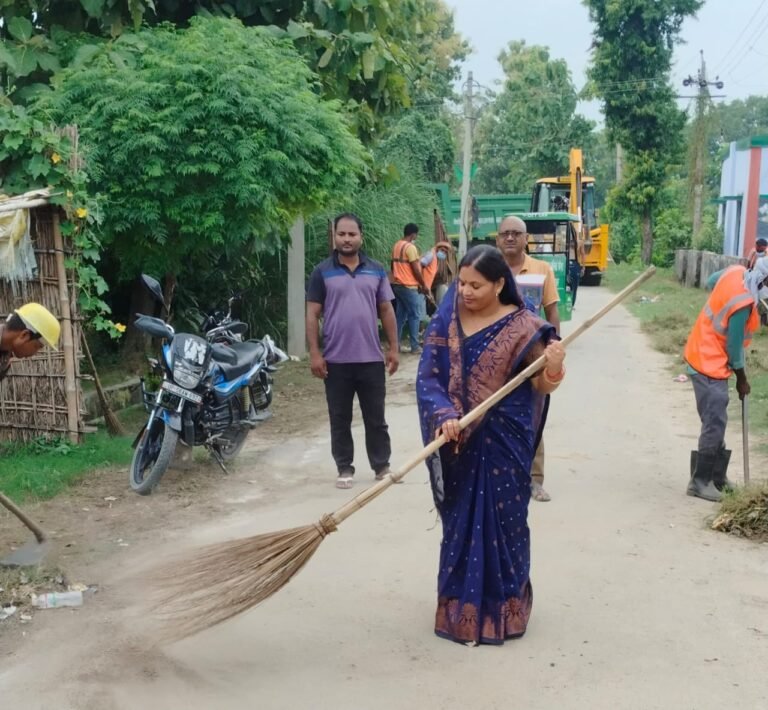 Siswa Nagar Palika - अध्यक्ष शकुंतला जायसवाल ने झाड़ू लगाकर स्वच्छता ही सेवा अभियान का किया शुभारंभ