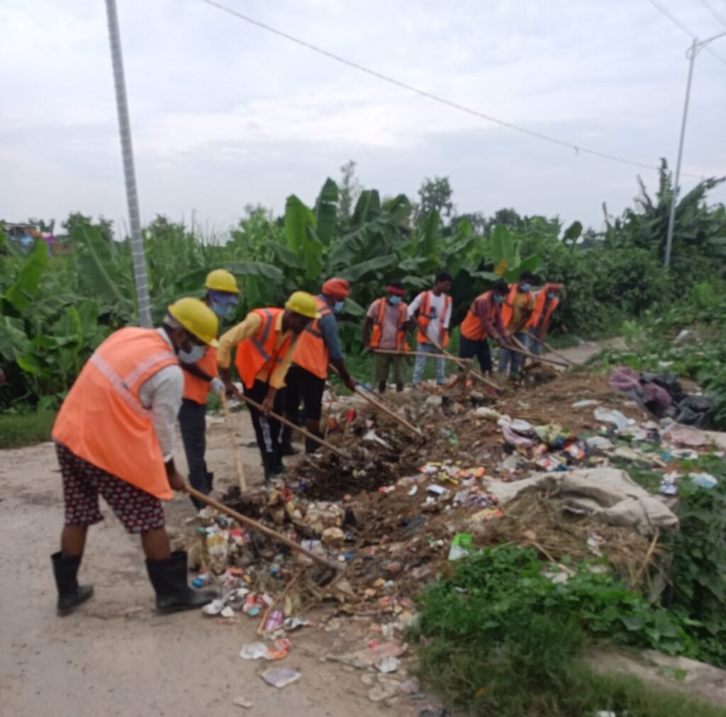 Siswa Nagar Palika - अध्यक्ष शकुंतला जायसवाल ने झाड़ू लगाकर स्वच्छता ही सेवा अभियान का किया शुभारंभ