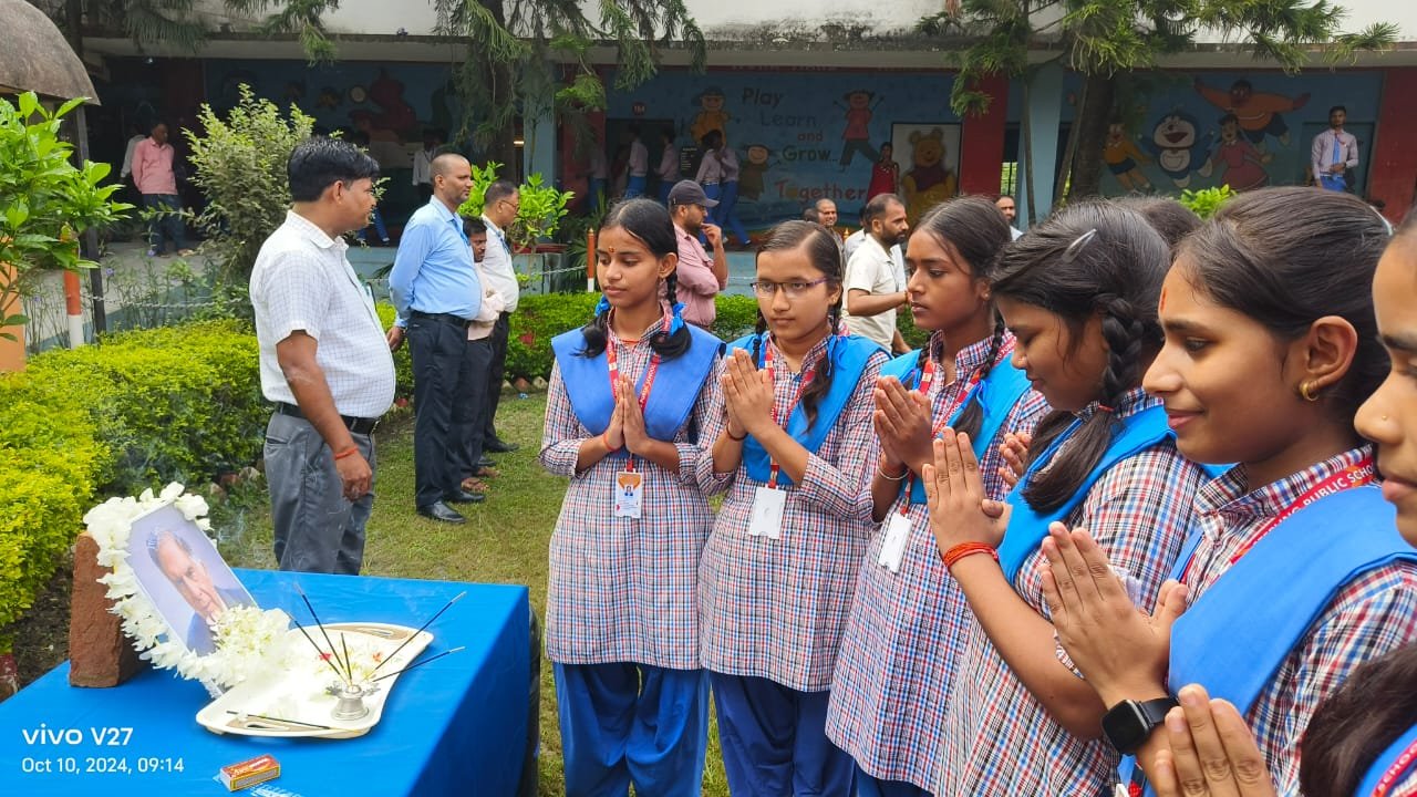 रतन टाटा के निधन पर स्टर्लिंग पब्लिक सीनियर सेकेंडरी स्कूल में बच्चों ने दी श्रद्धाजलि