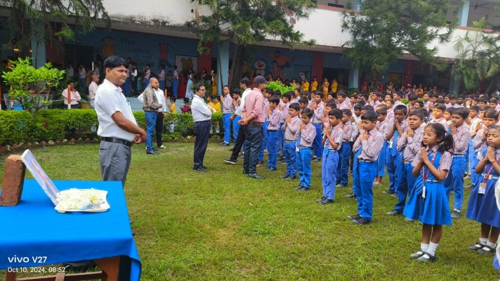 रतन टाटा के निधन पर स्टर्लिंग पब्लिक सीनियर सेकेंडरी स्कूल में बच्चों ने दी श्रद्धाजलि