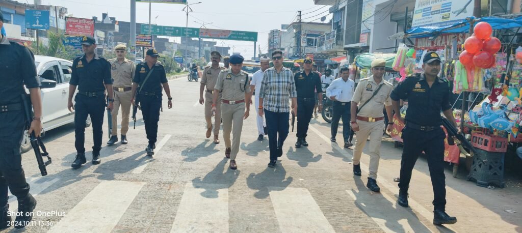 Maharajganj- DM व SP ने दुर्गा पंडालों और विसर्जन स्थलों का किया निरीक्षण, पैदल मार्च कर आमलोगों को सुरक्षा व्यवस्था का कराया एहसास