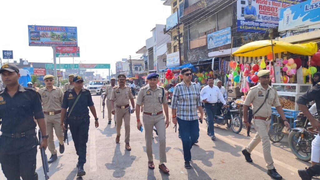 Maharajganj- DM व SP ने दुर्गा पंडालों और विसर्जन स्थलों का किया निरीक्षण, पैदल मार्च कर आमलोगों को सुरक्षा व्यवस्था का कराया एहसास