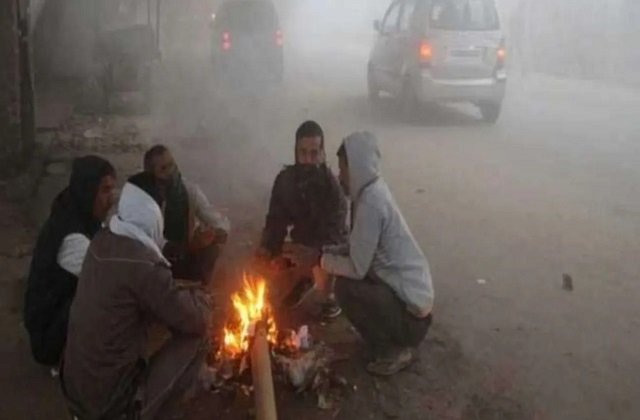 UP Weather News: सर्दी ढा रही सितम, धूप न निकलने से गलन बरकरार