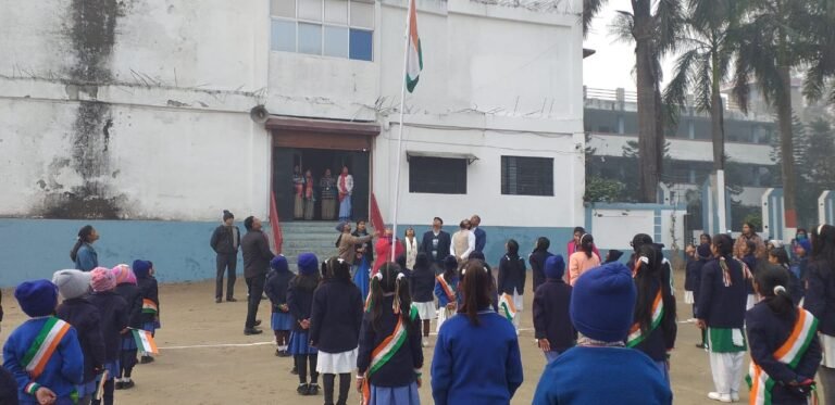 Republic Day: स्टर्लिंग पब्लिक सीनियर सेकेंडरी स्कूल में संरक्षक शकुंतला पाल ने किया ध्वजारोहण, बच्चों ने गाया राष्ट्रीय गान एंव किया परेड