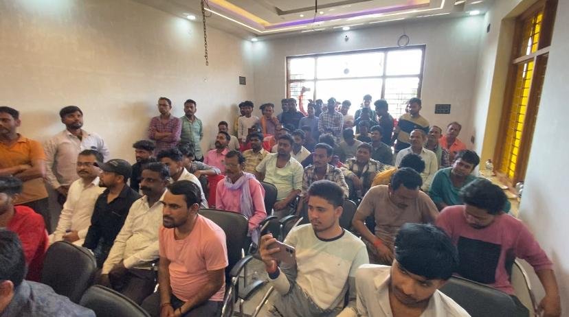 सिसवा नगर पालिका: स्टैंड शुल्क माफी पर ई-रिक्शा चालकों में खुशी की लहर, भारी संख्या में जुलूस निकाल कर ढोल- नगाड़ों के साथ अध्यक्ष का किया आभार