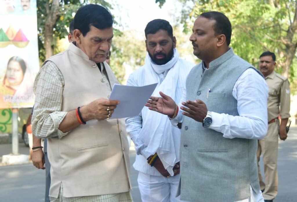 CM योगी आदित्यनाथ के नेतृत्व में प्रदेश में तेजी से हो रहा है विकास, नगर विकास मंत्री ए.के. शर्मा ने सिसवा में विकास के कई परियोजनाओं को दी मंजूरी: गिरजेश जायसवाल