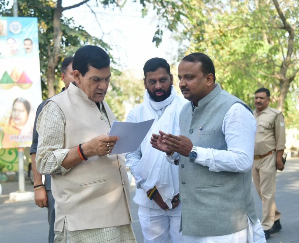 CM योगी आदित्यनाथ के नेतृत्व में प्रदेश में तेजी से हो रहा है विकास, नगर विकास मंत्री ए.के. शर्मा ने सिसवा में विकास के कई परियोजनाओं को दी मंजूरी: गिरजेश जायसवाल
